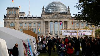 Ativistas do "Extinction Rebellion" montam tendas no centro de Berlim
