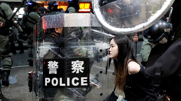 Les Hongkongais marchent, un masque au visage Les Hongkongais marchent, un masque au visage