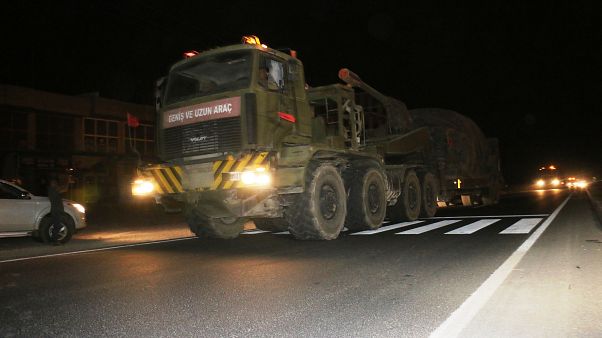 TSK tarafından Suriye sınırındaki askeri birliklere tank, zırhlı araç ve lojistik malzeme takviyesi yapıldı. Konvoy, güvenlik önlemleri altında Akçakale'ye ulaştı TSK tarafından Suriye sınırındaki askeri birliklere tank, zırhlı araç ve lojistik malzeme takviyesi yapıldı. Konvoy, güvenlik önlemleri altında Akçakale'ye ulaştı