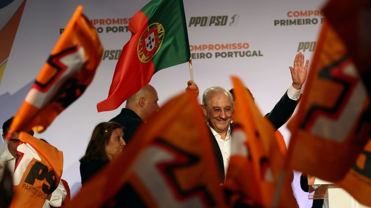 Rui Rio, a portugál szociáldemokraták vezetője támogatói gyűrűjében