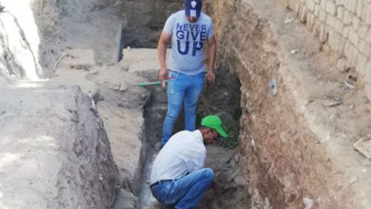 Mısır'da kanalizasyon kazarken 2 bin 200 yıllık tapınak keşfedildi