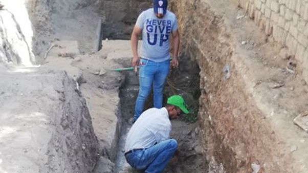 Mısır'da kanalizasyon kazarken 2 bin 200 yıllık tapınak keşfedildi Mısır'da kanalizasyon kazarken 2 bin 200 yıllık tapınak keşfedildi