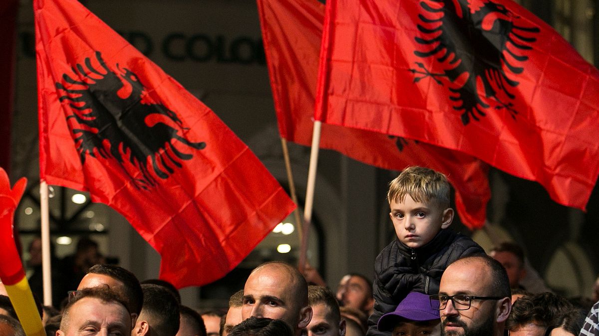 Sondeos a pie de urna dan clara ventaja a la oposición en Kosovo