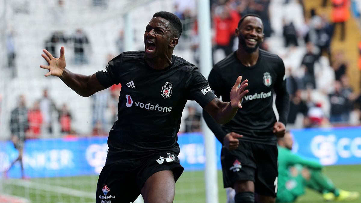 Beşiktaş, Süper Lig'in 7. haftasında Aytemiz Alanyaspor ile karşılaştı. Beşiktaşlı futbolcu Abdoulay Diaby (solda) attığı gol sonrası sevinç yaşadı.