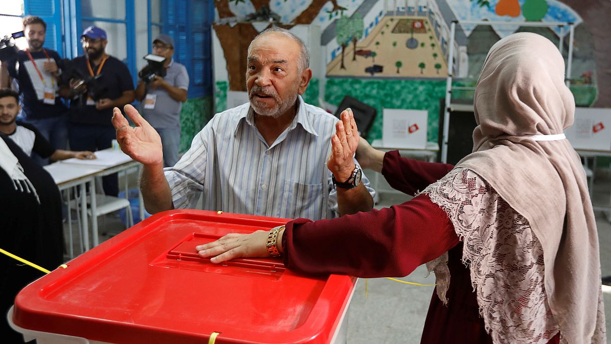 Tunus'ta oylar sayılmaya başladı, sandık çıkışı anketine göre Ennahda önde