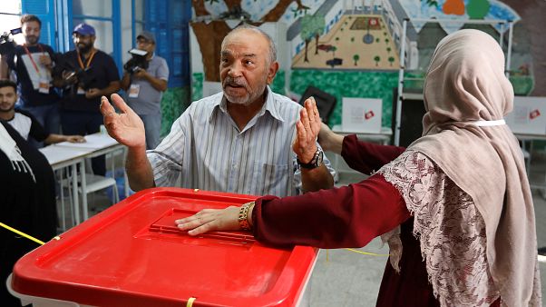 Tunus'ta oylar sayılmaya başladı, sandık çıkışı anketine göre Ennahda önde Tunus'ta oylar sayılmaya başladı, sandık çıkışı anketine göre Ennahda önde
