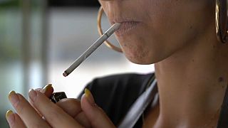 Grécia prepara nova lei anti-tabaco