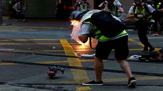 شاهد: إصابة صحافي بزجاجة حارقة خلال احتجاجات هونغ كونغ