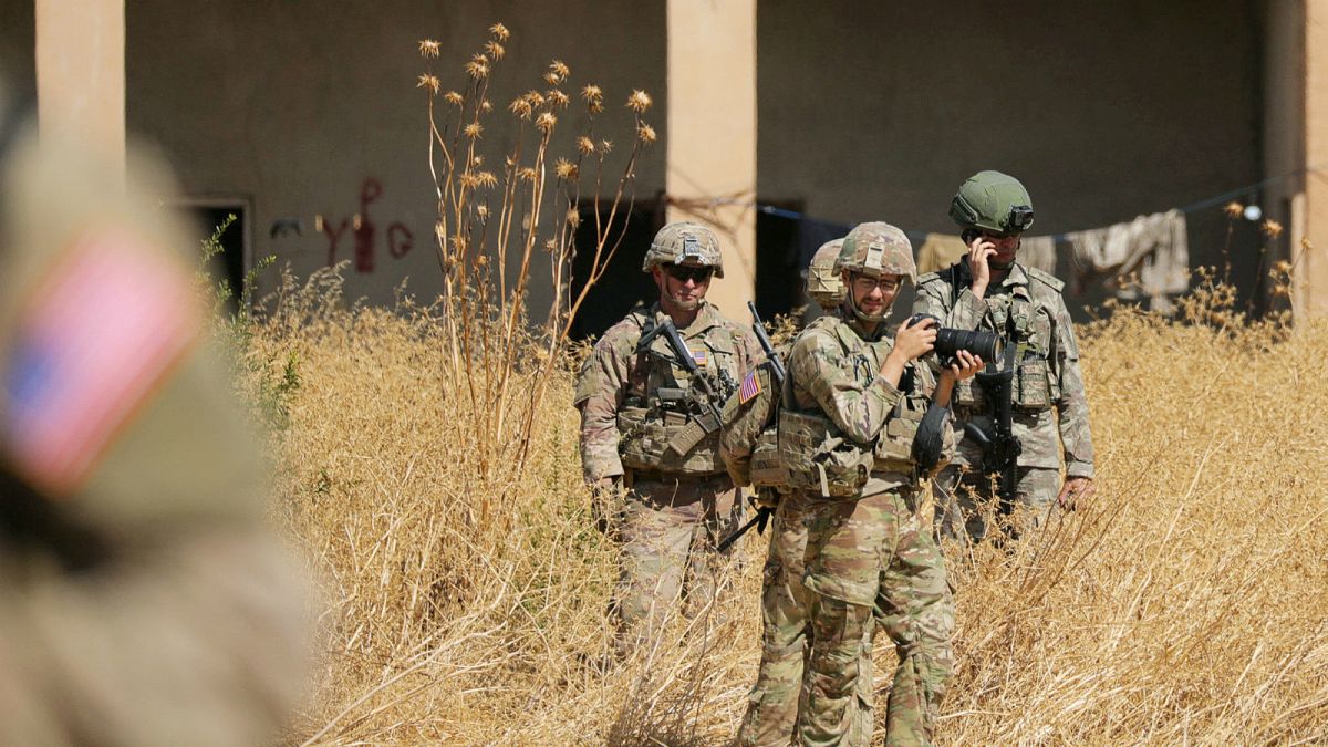 جنود أتراك وأمريكيون يقفون بالقرب من نقطة عسكرية سابقة في شمال سوريا- أرشيف رويترز
