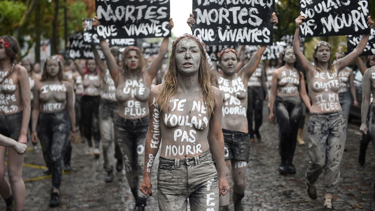 Femen üyeleri Fransa'da bu yıl öldürülen 114 kadın için protesto düzenledi
