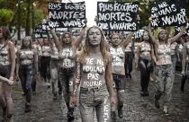 Femen üyeleri Fransa'da bu yıl öldürülen 114 kadın için protesto düzenledi