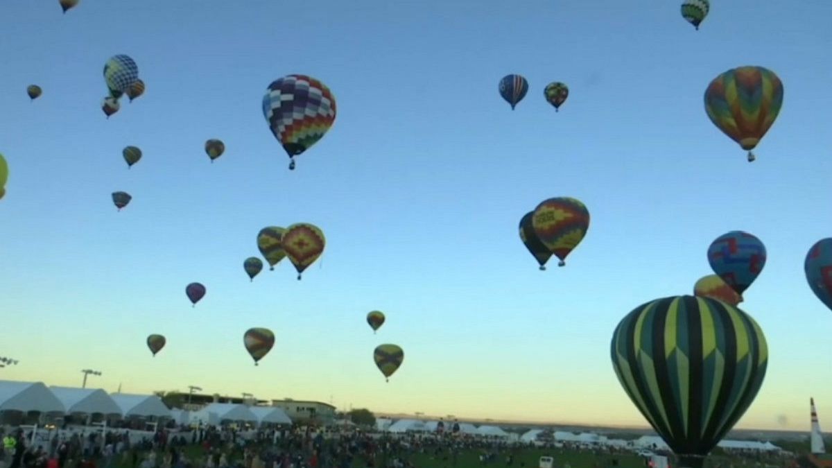 Dozens of hot air balloons take part in annual US festival