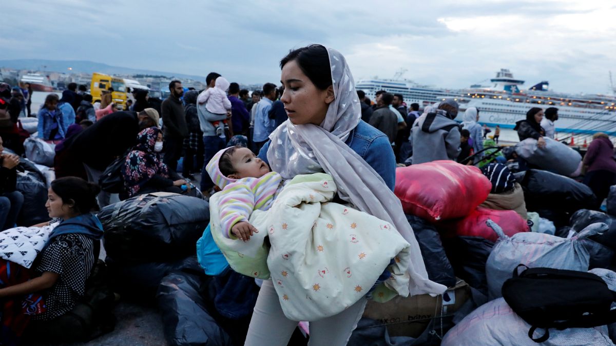 Греция: переселение мигрантов на материк