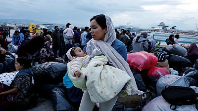 مهاجرون نقلتهم السلطات اليونانية من مخيم موريا بجزيرة ليسبوس إلى ميناء بيرايوس قرب أثينا