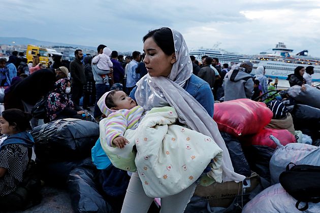 مهاجرون نقلتهم السلطات اليونانية من مخيم موريا بجزيرة ليسبوس إلى ميناء بيرايوس قرب أثينا