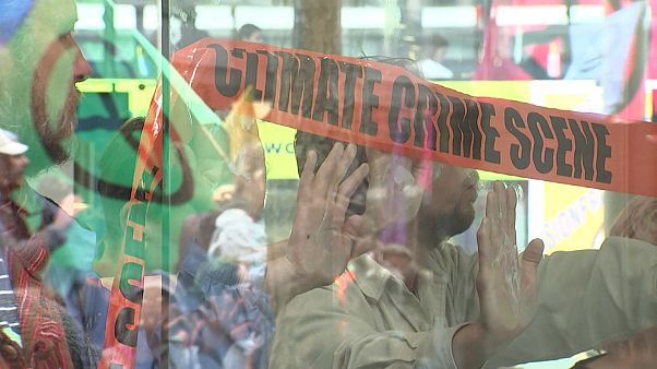 "Extinction Rebellion": Umweltaktivisten kleben sich an Bankfiliale "Extinction Rebellion": Umweltaktivisten kleben sich an Bankfiliale