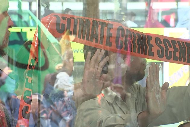 "Extinction Rebellion": Umweltaktivisten kleben sich an Bankfiliale