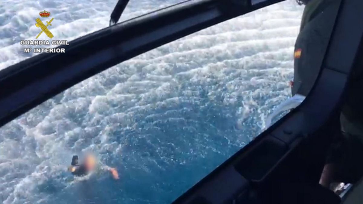 Rettung auf dem Meer: Beamte der Guardia Civil werden von Drogenhändlern aus dem Wasser gezogen.