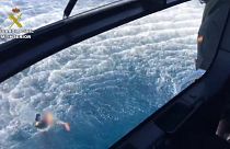 Rettung auf dem Meer: Beamte der Guardia Civil werden von Drogenhändlern aus dem Wasser gezogen.