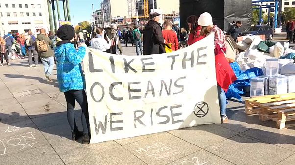 Ativistas do 'Extinction Rebellion' tentam parar capitais europeias Ativistas do 'Extinction Rebellion' tentam parar capitais europeias