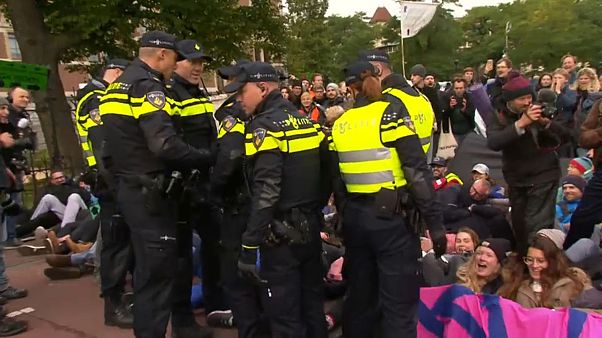 Dutzende Festnahmen bei Klima-Protesten Dutzende Festnahmen bei Klima-Protesten