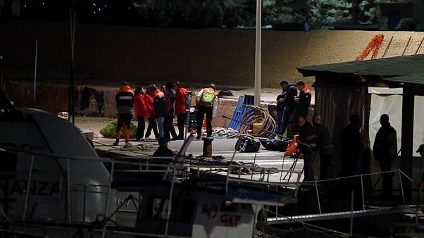 Lampedusa, si ribalta un barchino con 50 migranti a bordo Lampedusa, si ribalta un barchino con 50 migranti a bordo