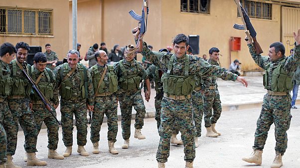 مقاتلون تحت قيادة القوات الديمقراطية السورية- أرشيف رويترز مقاتلون تحت قيادة القوات الديمقراطية السورية- أرشيف رويترز