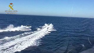 Spagna, agenti cadono in mare durante inseguimento: salvati dai trafficanti di droga