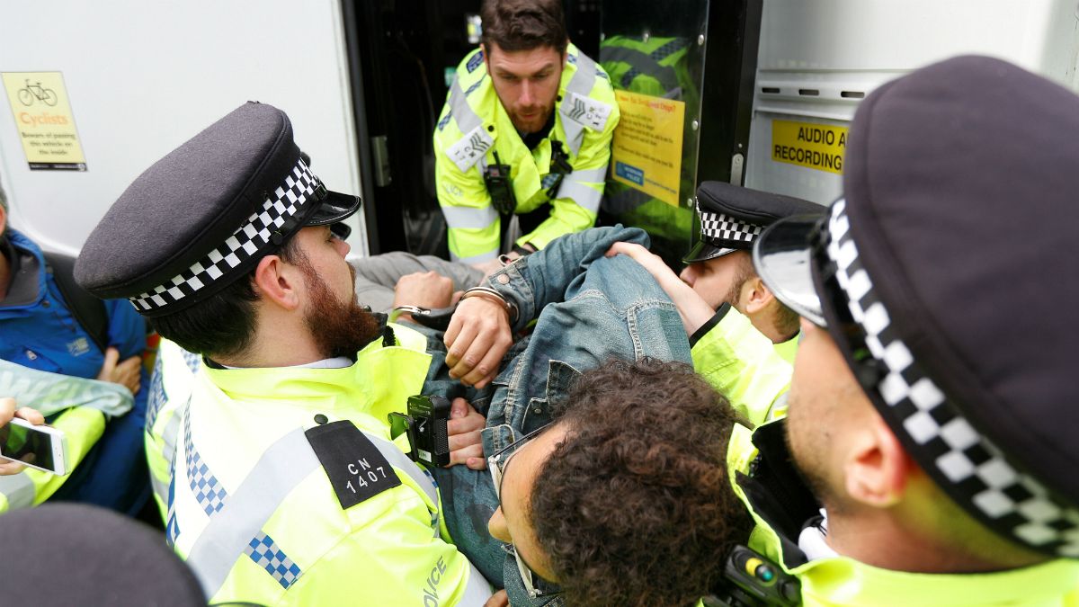 پلیس بریتانیا ۲۷۶ کنشگر مبارزه علیه تغییرات آب و هوایی را بازداشت کرد