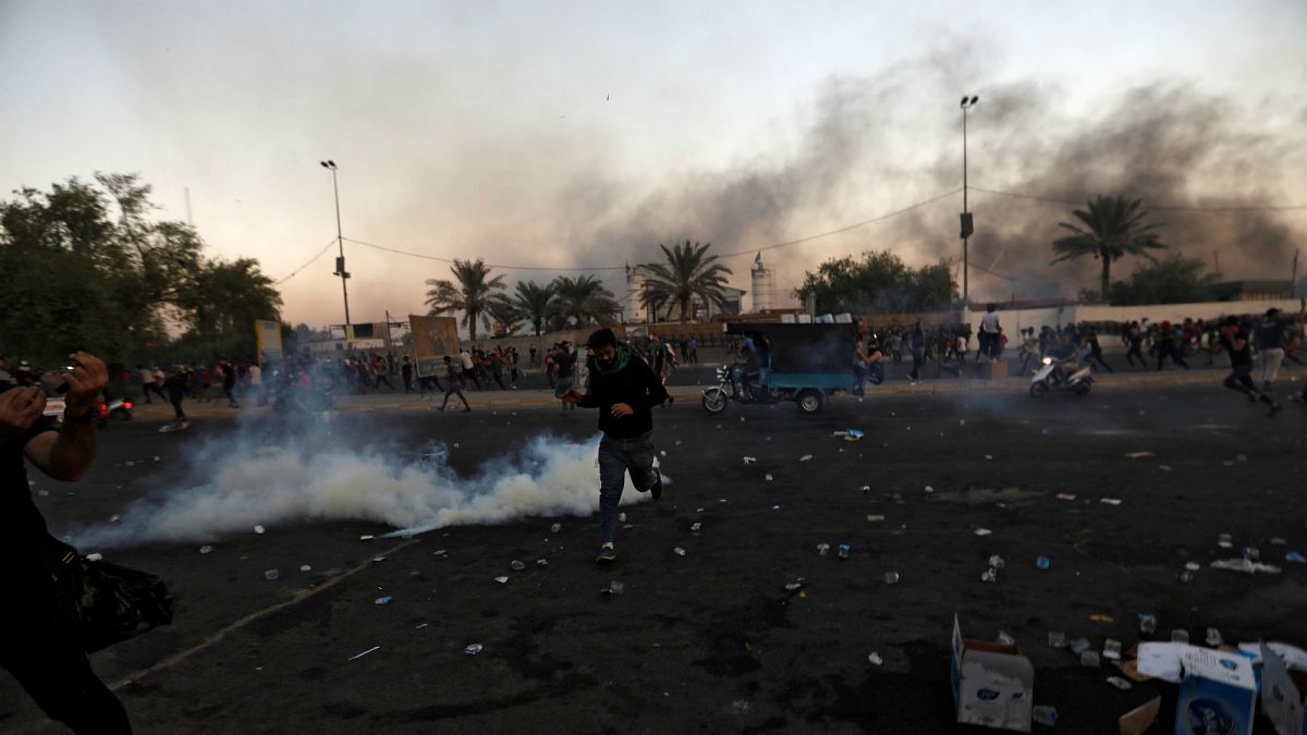 متظاهرون في بغداد- أرشيف رويترز