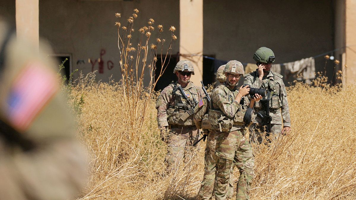 جنود أمريكيون يقفون بجانب جنود أتراك في تل أبيض في سوريا - 2019/10/04