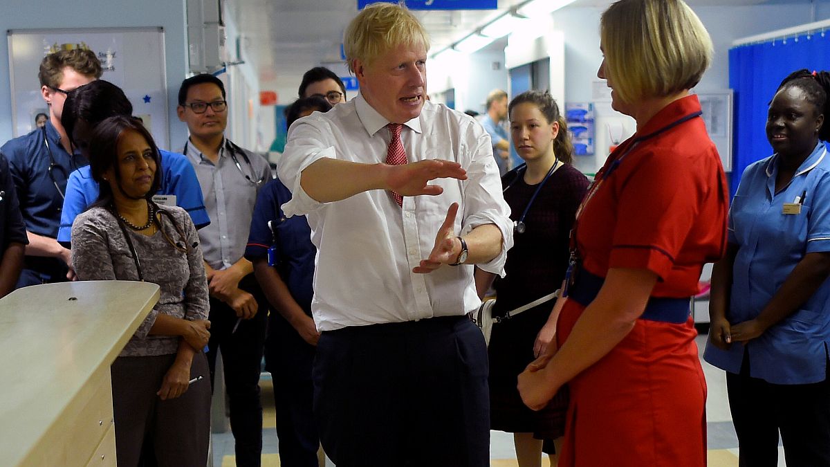 رئيس الوزراء البريطاني جونسون في زيارة لمستشفى واتفورد العام
