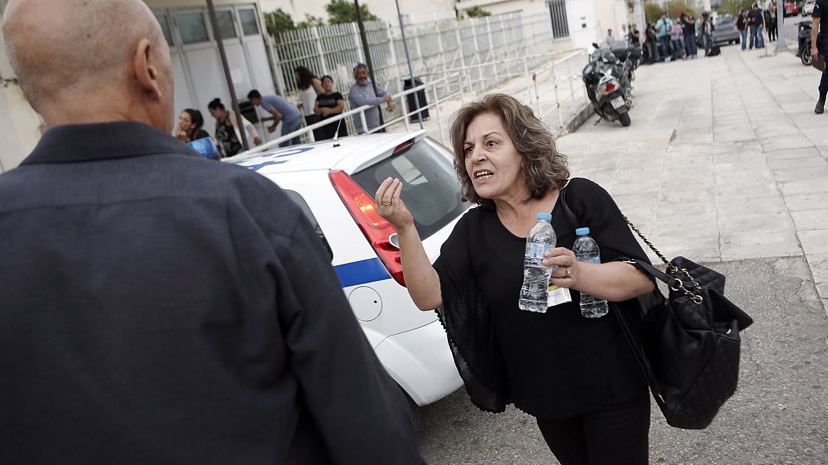 Η μητέρα του δολοφονηθέντος Παύλου Φύσσα, Μάγδα διαμαρτύρεται έξω από τις γυναικείες φυλακές Κορυδαλλού, όπου διεξάγεται η Δίκη της Χρυσής Αυγής