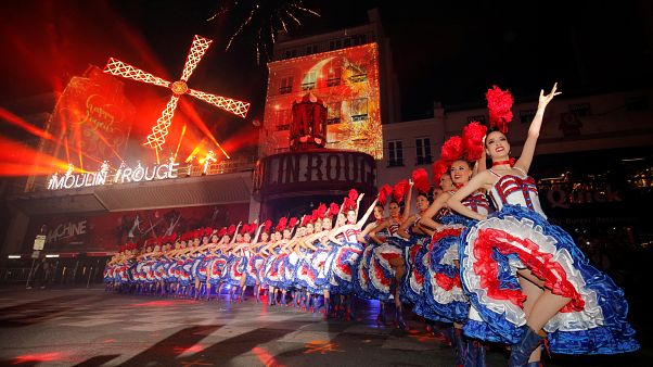 Kánkán-tánc az utcán- így ünnepelték a Moulin Rouge 130. születésnapját Kánkán-tánc az utcán- így ünnepelték a Moulin Rouge 130. születésnapját