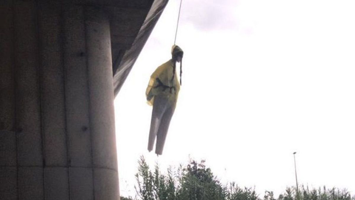 Roma, trovato fantoccio di Greta Thunberg impiccato ad un ponte