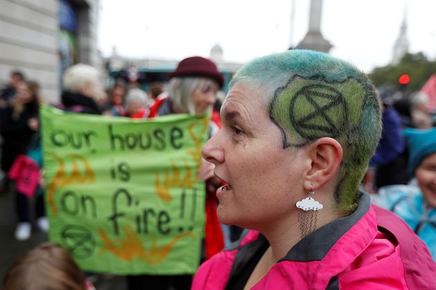 Londra: Yokoluş İsyanı protestocuları kendilerini yere yapıştırdı