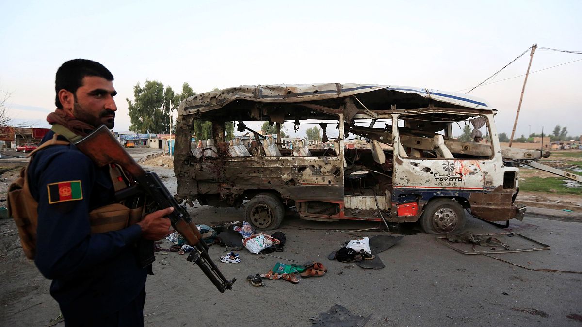 الحافلة بعد انفجار في جلال آباد، أفغانستان في 7 أكتوبر/تشرين الأول، 2019. 