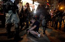 شاهد: شرطة هونغ كونغ تفرق المحتجين بالغاز المسيل للدموع