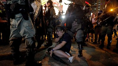 شاهد: شرطة هونغ كونغ تفرق المحتجين بالغاز المسيل للدموع