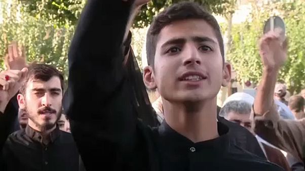 Dezenas protestam contra entrada das mulheres em estádios de futebol Dezenas protestam contra entrada das mulheres em estádios de futebol