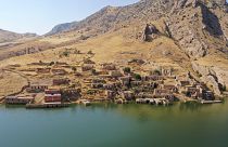 شاهد: سكان مدينة آثرية يضطرون لتركها لصالح بناء سد في تركيا