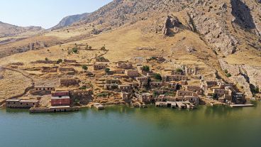 شاهد: سكان مدينة آثرية يضطرون لتركها لصالح بناء سد في تركيا