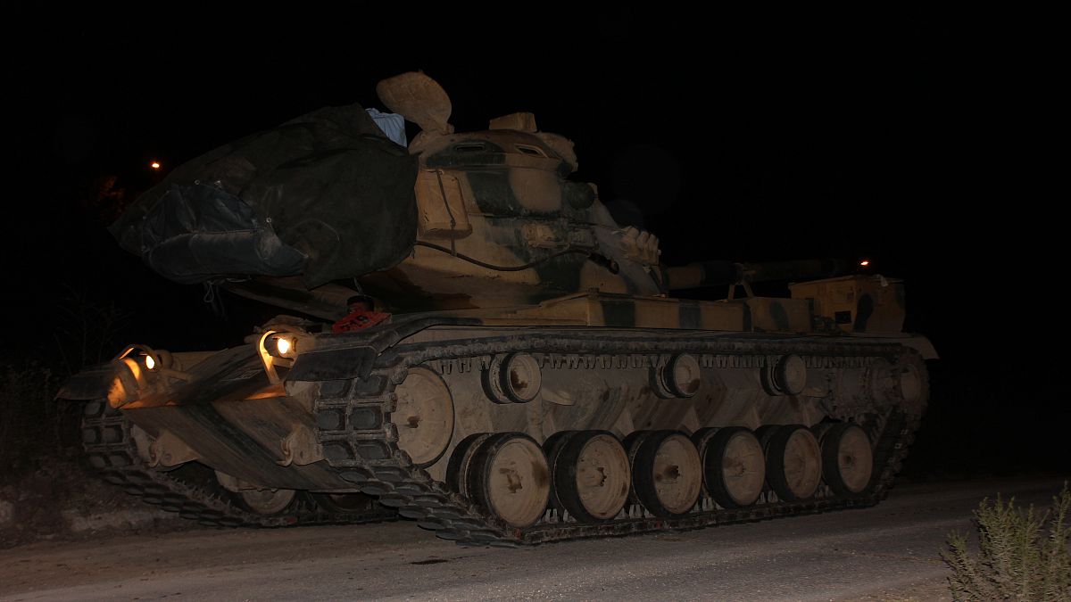 Türk Silahlı Kuvvetleri (TSK) tarafından Suriye sınırındaki askeri birliklere tank, zırhlı araç ve personel takviyesi sürüyor. ( Mehmet Toktaş - Anadolu Ajansı )