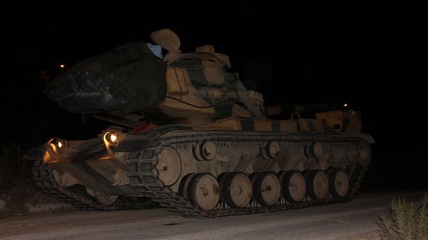 Türk Silahlı Kuvvetleri (TSK) tarafından Suriye sınırındaki askeri birliklere tank, zırhlı araç ve personel takviyesi sürüyor. ( Mehmet Toktaş - Anadolu Ajansı ) Türk Silahlı Kuvvetleri (TSK) tarafından Suriye sınırındaki askeri birliklere tank, zırhlı araç ve personel takviyesi sürüyor. ( Mehmet Toktaş - Anadolu Ajansı )