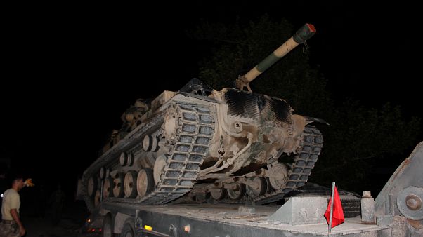 Türk Silahlı Kuvvetleri (TSK) tarafından Suriye sınırındaki askeri birliklere tank, zırhlı araç ve personel takviyesi sürüyor. ( Mehmet Toktaş - Anadolu Ajansı ) Türk Silahlı Kuvvetleri (TSK) tarafından Suriye sınırındaki askeri birliklere tank, zırhlı araç ve personel takviyesi sürüyor. ( Mehmet Toktaş - Anadolu Ajansı )