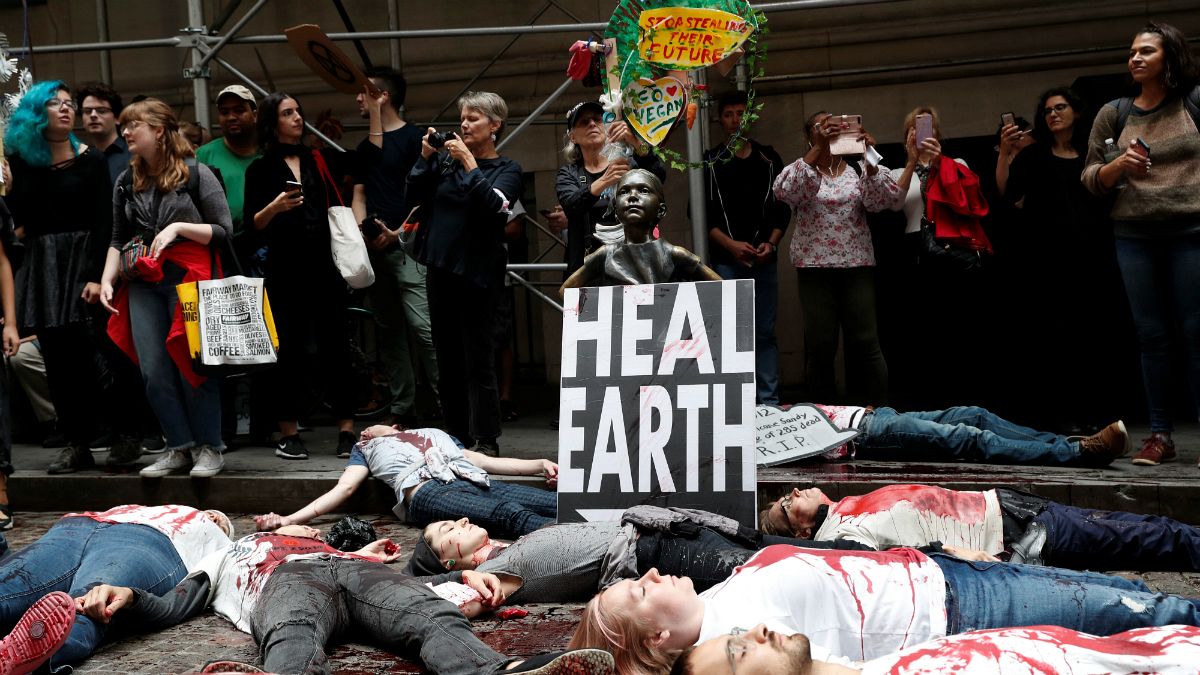 Protesto em Nova Iorque incluiu derrame de sangue falso em Wall Street