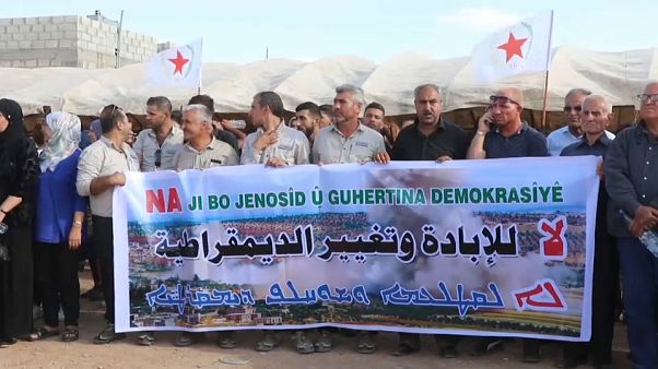 Suriyeli Kürtlerden ABD ve Türkiye karşıtı protesto gösterisi Suriyeli Kürtlerden ABD ve Türkiye karşıtı protesto gösterisi