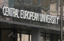 Contrainte à l'exil par le gouvernement hongrois, la CEU a rouvert à Vienne