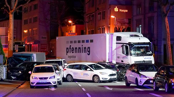 Γερμανία: Φορτηγό έπεσε πάνω σε αυτοκίνητα – Τρομοκρατικό χτύπημα ή όχι; Γερμανία: Φορτηγό έπεσε πάνω σε αυτοκίνητα – Τρομοκρατικό χτύπημα ή όχι;