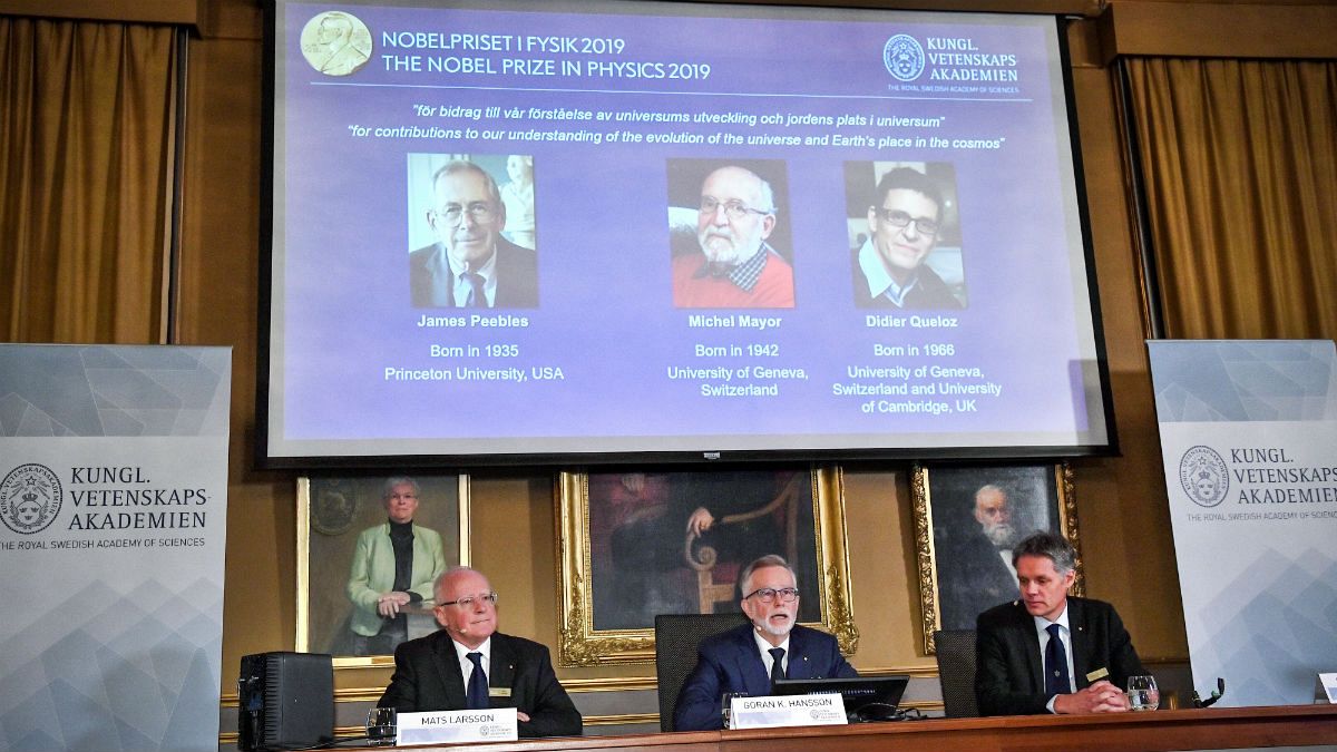 جایزه نوبل فیزیک مشترکاً به جیمز پیبلز، میشل مایور و دیدیه کوئلوز اعطا شد 